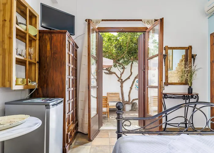 Yianna Sunny Studios *